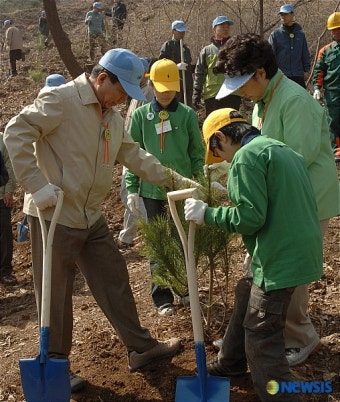 식목일 나무심는 노대통령