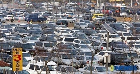 임시 주차장도 자리가 없어요