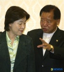 이야기 나누는 심상정 의원과 김태홍 의원