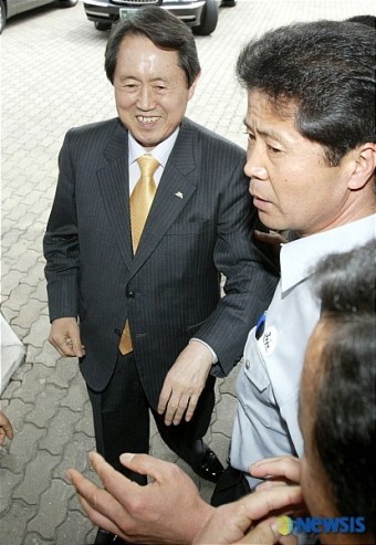 도의회 방문 저지당하는 김태환 제주지사