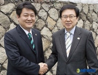 인사하는 고진화의원과 심재엽 도당위원장