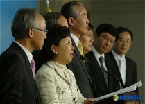 로스쿨 관련 기자회견 갖는 이은영의원과 대학총장들