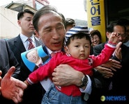 어린이 끌어 안은 이명박