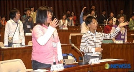 수화로 애국가 부르는 장애어린이국회 참가 어린이들