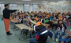 로프매듭법 배우는 신양초등학교 학생들