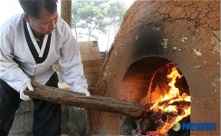 전통 가마에서 도자기 구워요