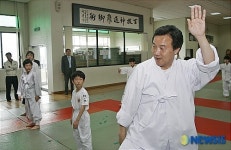전통무예 택견 배우는 손학규 전 경기지사