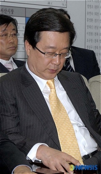 고개 숙인 강재섭 대표