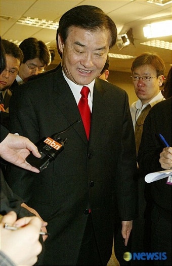 최고위원직 사퇴한 강창희