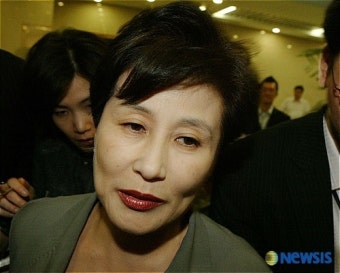 기자회견 마치고 나서는 전여옥 의원
