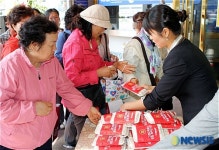 그랜드백화점 창립 28주년 기념 떡 증정