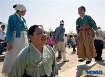 즐겁게 널뛰기하는 어린이들