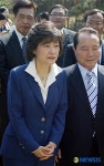 이순신 장군 묘 찾아 참배하는 박근혜