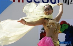 화려한 밸리댄스 공연