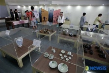 생활도자기 감상하는 관람객들