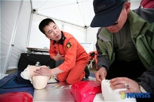 인공호흡법 알려주는 함창식소방교