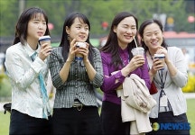 광장 콘서트와 함께 커피 한잔의 여유를