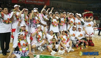 통합우승 차지한 울산 모비스