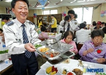 봉사활동하는 혜화경찰서장