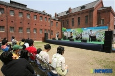 시와 노래가 곁들여진 무대