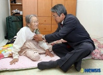 포항 최고 어른에게 꽃 달아주는 박승호 시장