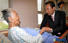 시립동부노인전문요양센터 손잡은 이명박