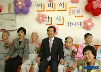 행복창조노인복지센터 방문한 정세균 당의장