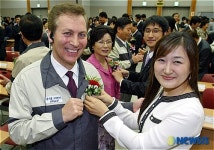 지엠대우 사장에게 카네이션 달아주는 신입사원