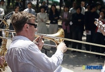 점심시간에 펼쳐지는 오케스트라 공연