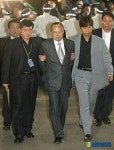 남대문경찰서로 들어서는 김승연 회장
