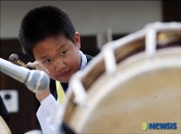 진지한 모습의 어린이 명인