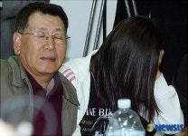 실의에 빠진 실종 선원 가족
