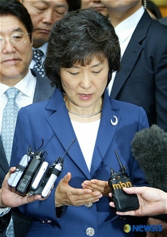 고개숙인 박근혜 전 대표