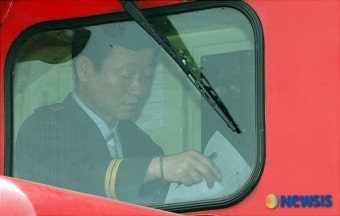 북으로 향할 열차 점검하는 기관장