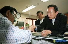 이명박 전 시장, 태백 중앙병원 방문
