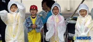 새 생명찾은 어린이들의 깜찍한 율동