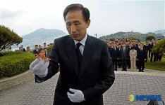 민주공원 충혼탑 참배하는 이명박