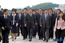 민주공원 충혼탑 찾은 이명박