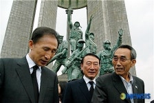 민주공원 충혼탑 참배한 이명박