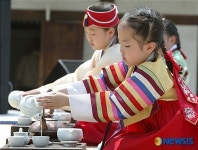 곱게 한복입고 다도 경연 펼쳐요