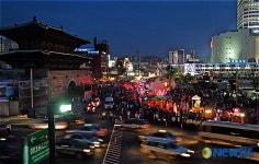 동대문 앞을 지나는 연등 행렬