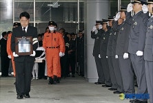 장지로 향하는 고인