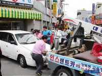 승용차 충돌, 점포 덮쳐 3명 부상