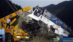 견인되는 처참한 모습의 관광버스