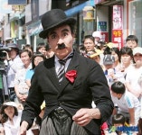 찰리 채플린과 똑같죠!