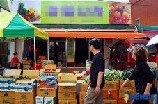 장날이면 시름짓는 시장 상인들