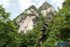 절벽에 아슬아슬하게 지어진 보덕암