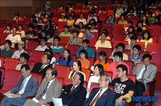 한 전총리 강연듣는 교직원과 학생들