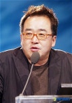 자신의 디자인에 대해 설명하는 김영세