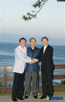 제주 바다를 배경으로
